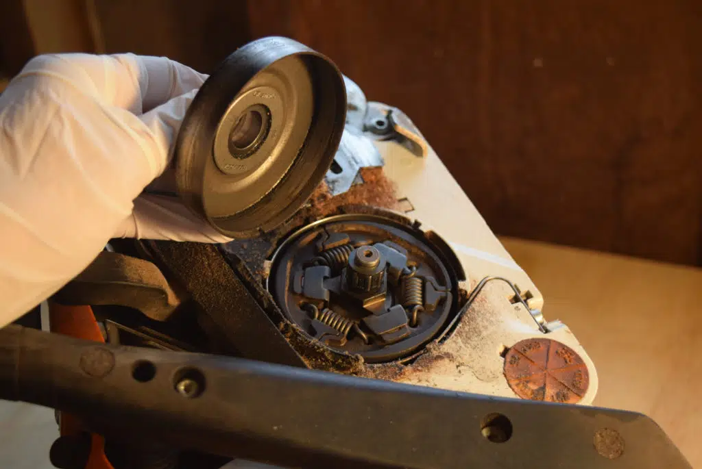 Remove The Clutch Drum, Now You Can See The Clutch And Needle Bearing - Cleaning A Chainsaw